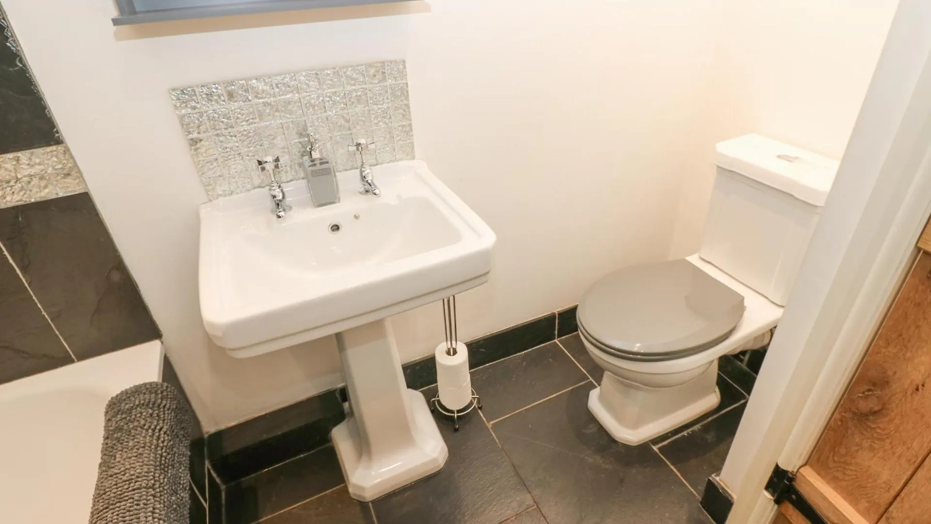 Hunton  1 Countryman Inn Cottages 0*, Hunton (North Yorkshire)