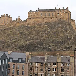 Cosy Castle Apartment Edinburgh